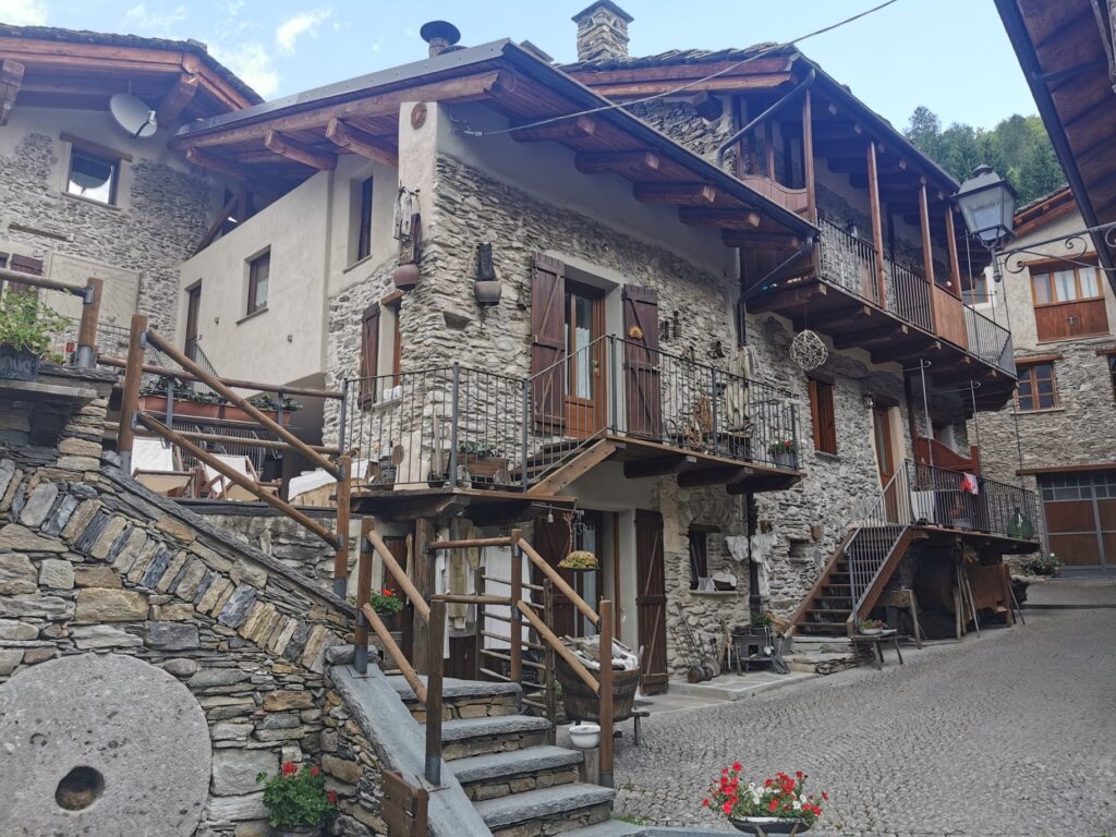 Pensione Ceaglio – Steinhäuser im Weiler Vernetti, Valle Maira