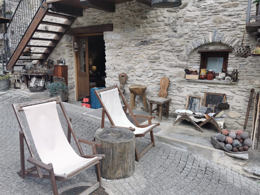 Pensione Ceaglio – Liegestühle vor dem Steinhaus