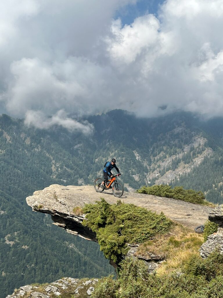 Valle Maira – Felskanzel über dem Tal unter Wolken