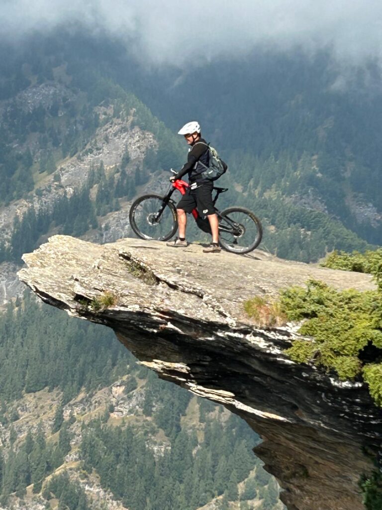 Valle Maira Camp – Biker auf einer Felskanzel hoch über dem Tal
