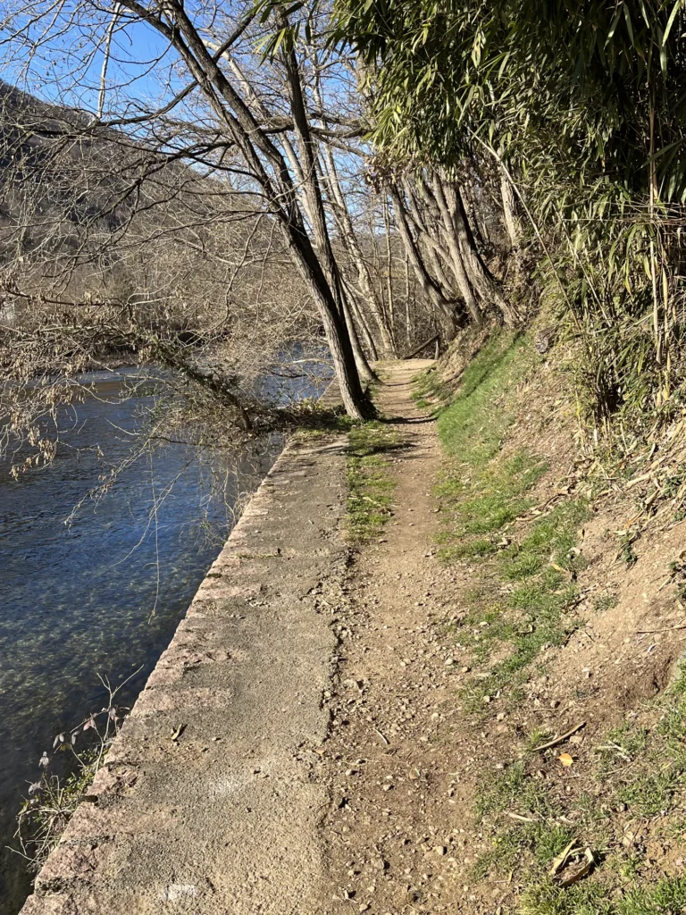 Uferweg am Fluss im Tessin