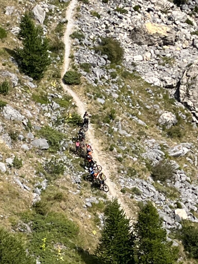 Valle Maira Camp – Gruppe auf einem Singletrail