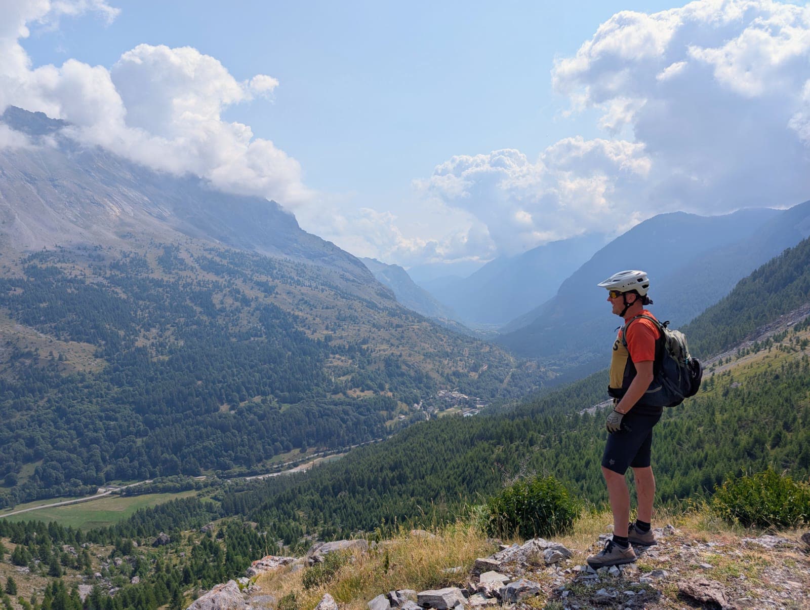 Valle Maira Camp – Biker mit Blick über das Valle Maira
